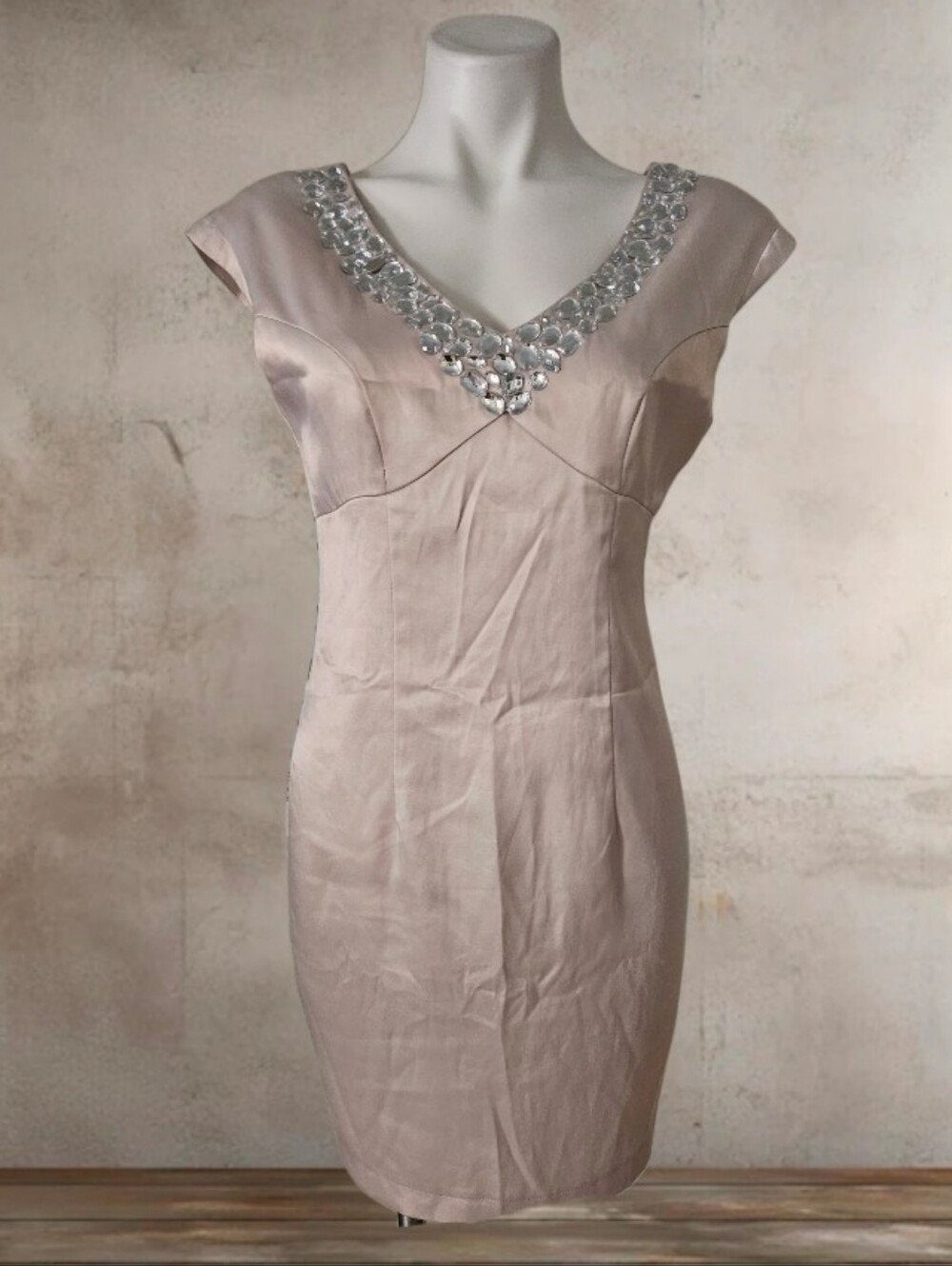 Two. Fashion Embellished V-Neck Sheath Dress in Blush Size M